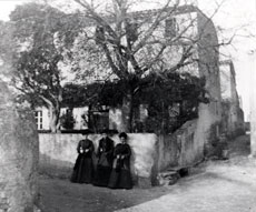 Les tantes Rolland devant leur maison