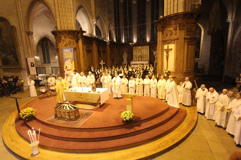 De nombreux prÃªtres concÃ©lÃ¨brent, parmi eux plusieurs sâ€™Ã©taient rendus Ã  Rome pour la canonisation le 16 octobre
