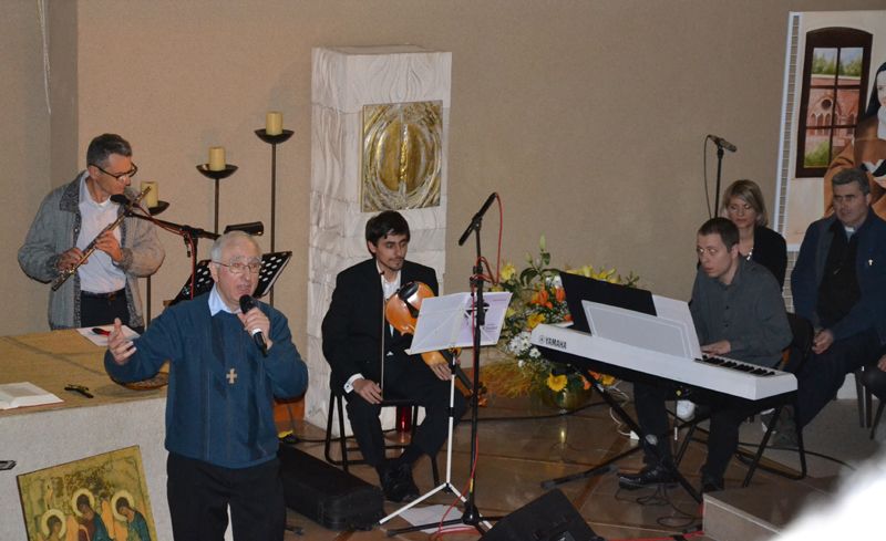 AccompagnÃ© de trois musiciens, Raoul Mutin entraÃ®ne la foule au rythme de ses chants