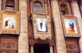 Bannière à Rome pour la béatification