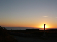 Croix sur soleil couchant