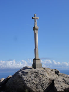 Croix au sommet d'une montagne