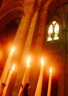 Cierges allumés dans une église