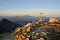 Croix au sommet d'une montagne