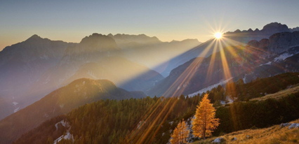 Coucher de soleil sur la montagne d'automne