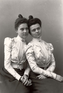 Elisabeth à 21 ans avec sa soeur Guite