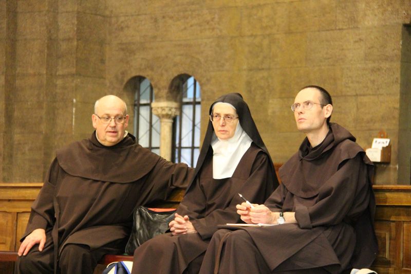 Devant un public attentif : le PÃ¨re Didier-Marie, SÅ“ur Marie-Paule (du carmel de Montmartre), prÃ©sidente fÃ©dÃ©rale et PÃ¨re Guillaume Dehorter (provincial des carmes)
