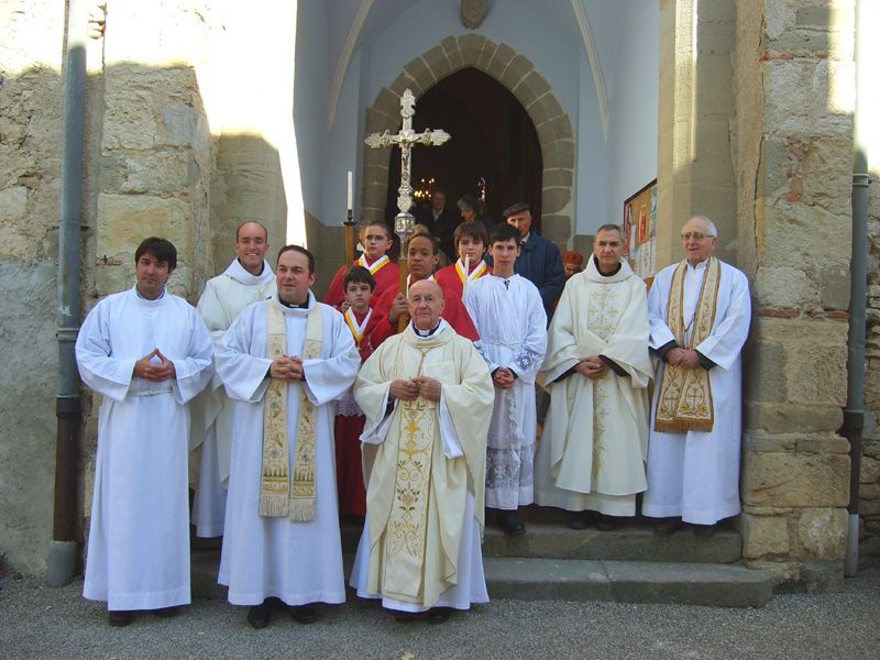 Le clergÃ© Ã  lâ€™issue de la messe dâ€™ouverture le 5 novembre : Â« Nous sommes venus ici en pÃ¨lerins pour nous laisser toucher, saisir par lâ€™admirable proximitÃ© de la saintetÃ© Â»