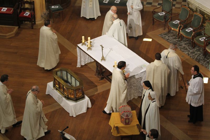 Â« Avec tous les saints, prie pour nous ; Dans la joie du ciel, prie pour nous Â»