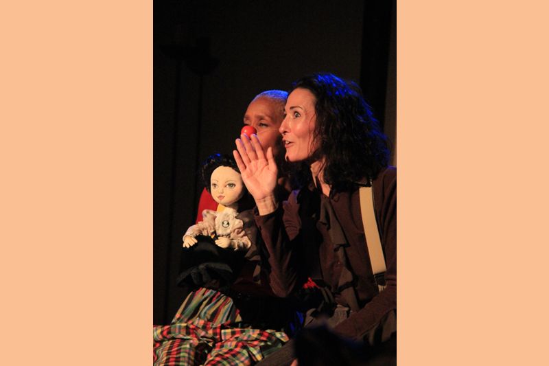 La femme, la clownesse. Deux mÃ©lodies diffÃ©rentes dans une mÃªme harmonie. Deux visages pour une unique figure de saintetÃ©.