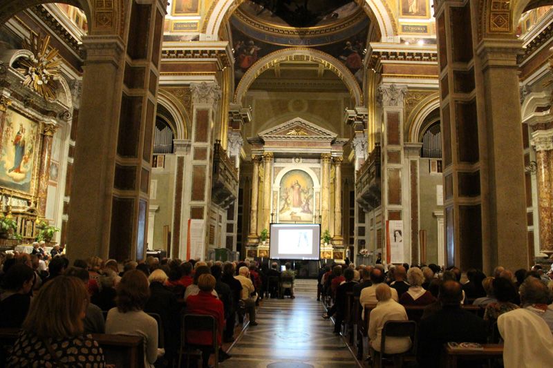 Les nombreux participants regardent un diaporama prÃ©sentant la vie dâ€™Elisabeth