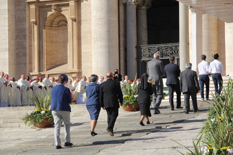 Procession pour apporter les reliquaires des nouveaux saints