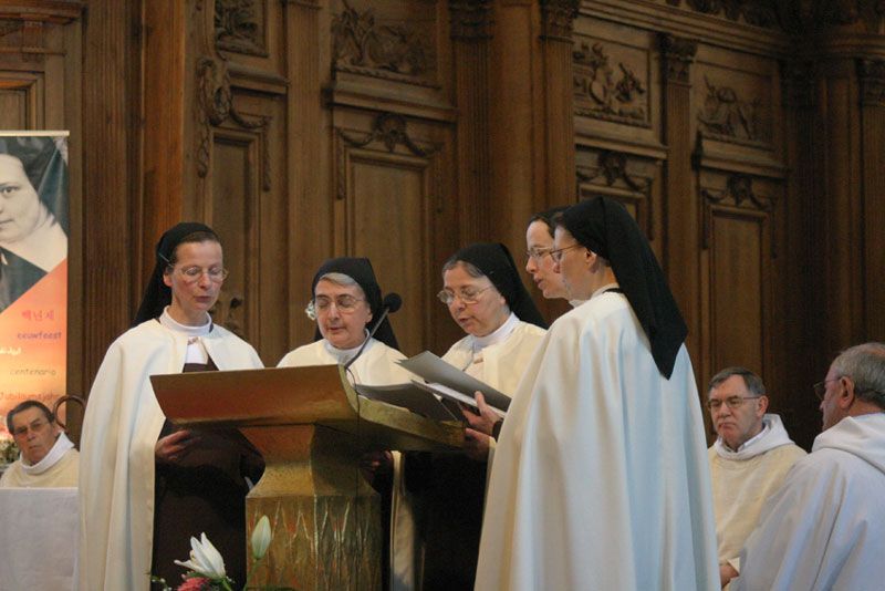 Les carmÃ©lites chantent le psaume : Â« Ton amour vaut mieux que la vie, tu seras la louange de mes lÃ¨vres Â»