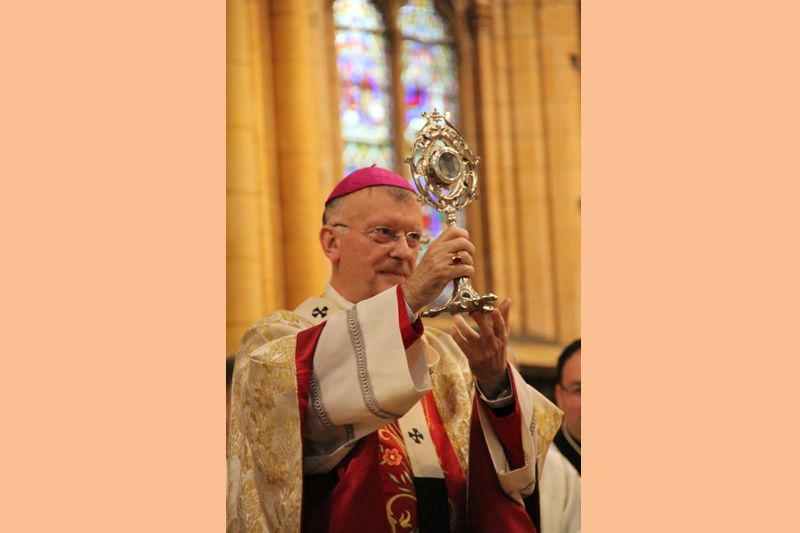 Monseigneur Minnerath prÃ©sente le reliquaire aux fidÃ¨les