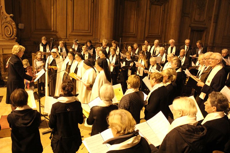Les carmÃ©lites rejoignent la chorale pour chanter Â« Mon Dieu, TrinitÃ© que jâ€™adore Â», composÃ© par le PÃ¨re Jean LEVEQUE, carme