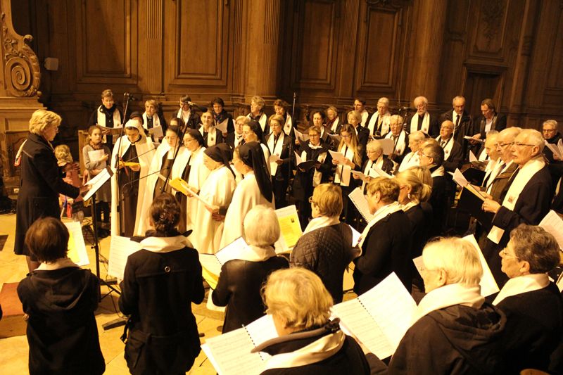 Les carmÃ©lites rejoignent la chorale pour chanter Â« Mon Dieu, TrinitÃ© que jâ€™adore Â», composÃ© par le PÃ¨re Jean LEVEQUE, carme