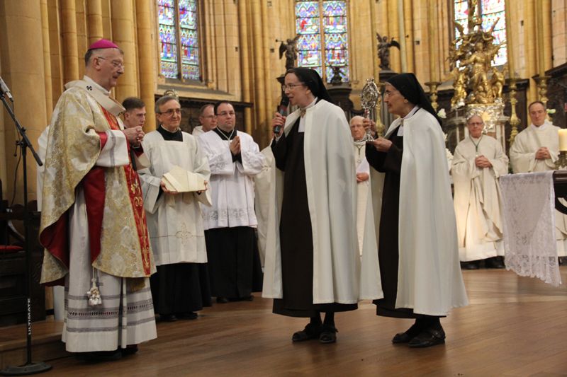 SÅ“ur Claire-Marie et sÅ“ur Marie-Michelle offre un reliquaire pour demeurer Ã  la cathÃ©drale : Â« Elisabeth reste chez elle Â»