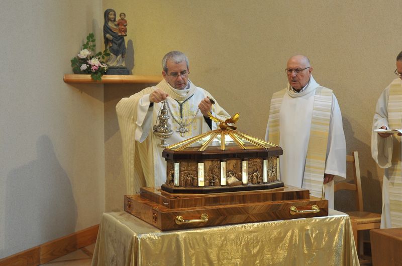 Encensement des reliques en signe de vÃ©nÃ©ration des humbles restes dâ€™Elisabeth