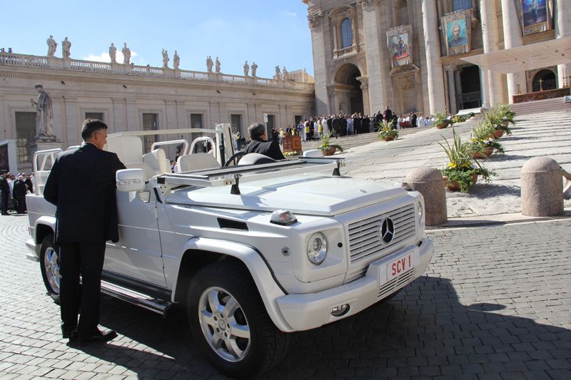 La papamobile attend FranÃ§ois aprÃ¨s la messe