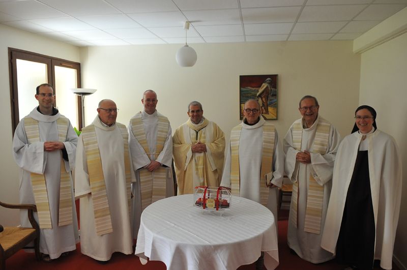 PÃ¨res Eric Millot, vicaire gÃ©nÃ©ral, entourÃ© des pÃ¨res de Garidel, Chadeuf, Sauer, du vice-postulateur, pÃ¨re Antonio Sangalli et Andriot