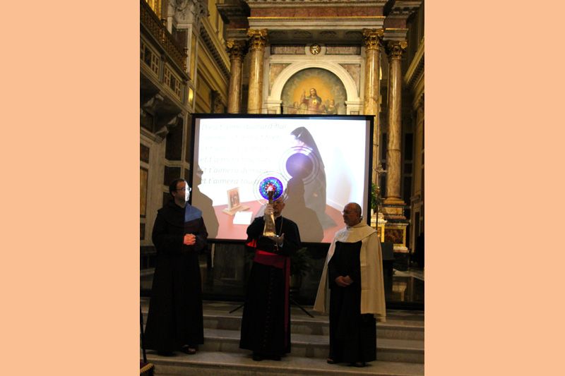 A ses cÃ´tÃ©s les pÃ¨res carmes italiens Romano Gambalunga et Antonio Sangalli, artisans principaux de la cause dâ€™Elisabeth