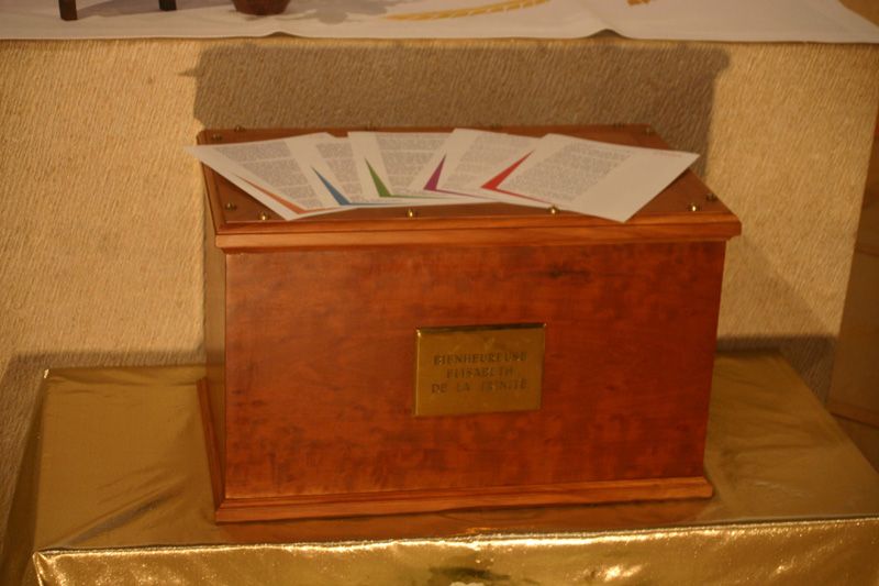 Traductions de la priÃ¨re Ã  la TrinitÃ©, dÃ©posÃ©es sur le coffret des reliques