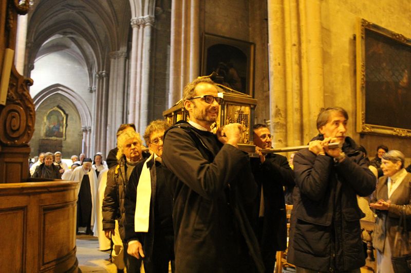 La chÃ¢sse solennellement conduite vers la chapelle oÃ¹ elle va Ãªtre installÃ©e