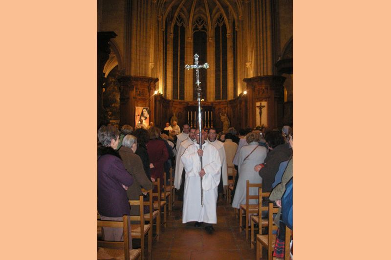 Sortie en procession pour conduire les reliques dâ€™Elisabeth jusquâ€™au Carmel de Flavignerot