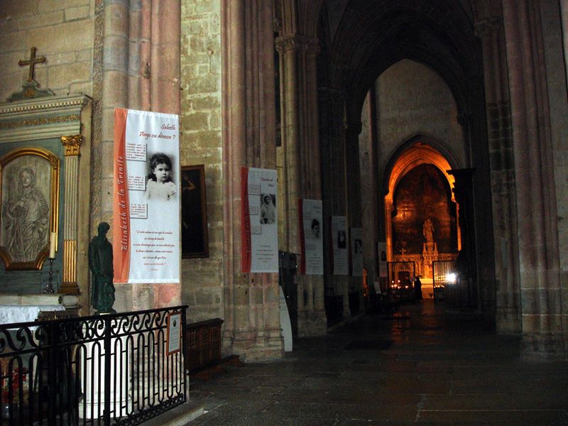 De lâ€™entrÃ©e de lâ€™Ã©glise Ã  la chapelle du Saint-Sacrement un parcours en 7 panneaux