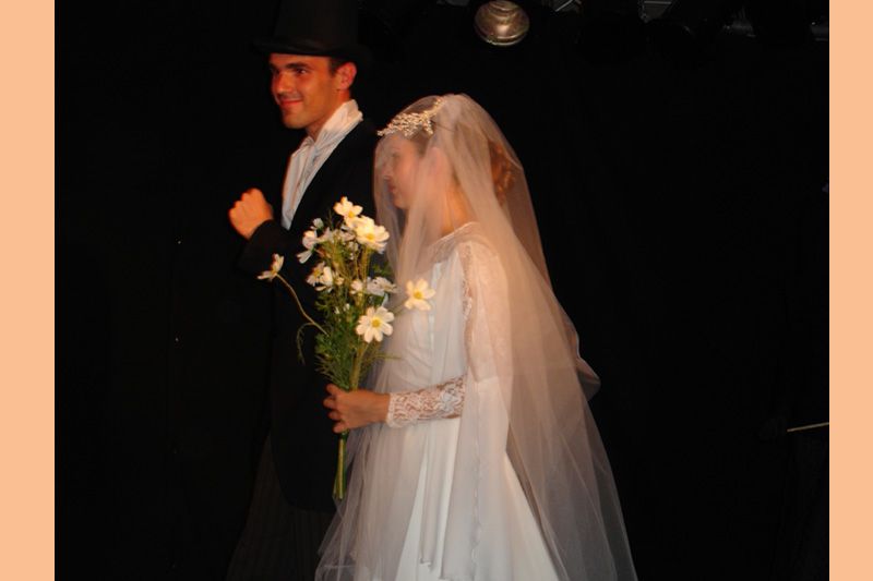 Ou la prise dâ€™habit pour laquelle Elisabeth revÃªt dâ€™abord une robe de mariÃ©e