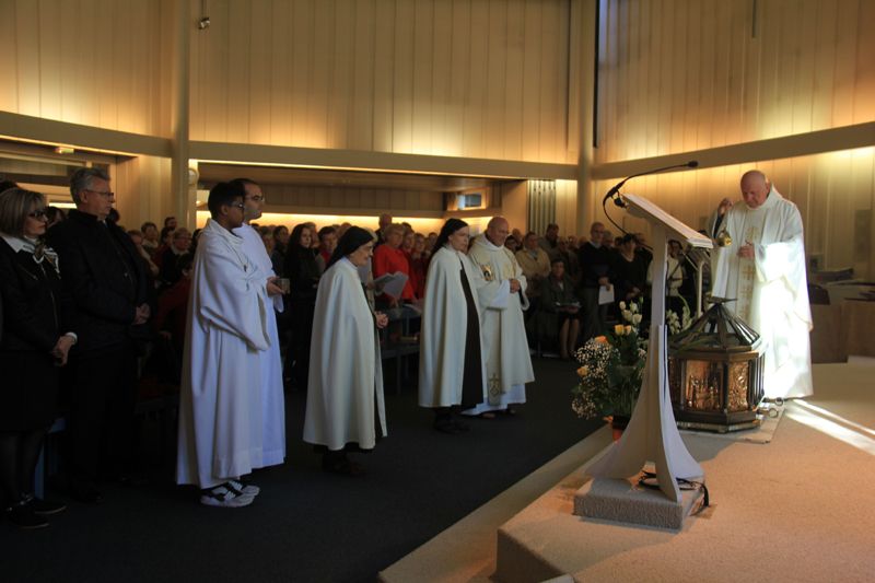 Deux sÅ“urs reprÃ©sentent la communautÃ© du Carmel de Dijon â€“ Flavignerot, tandis que le PÃ¨re CHADEUF, lui aussi ancien curÃ©, encense la chÃ¢sse