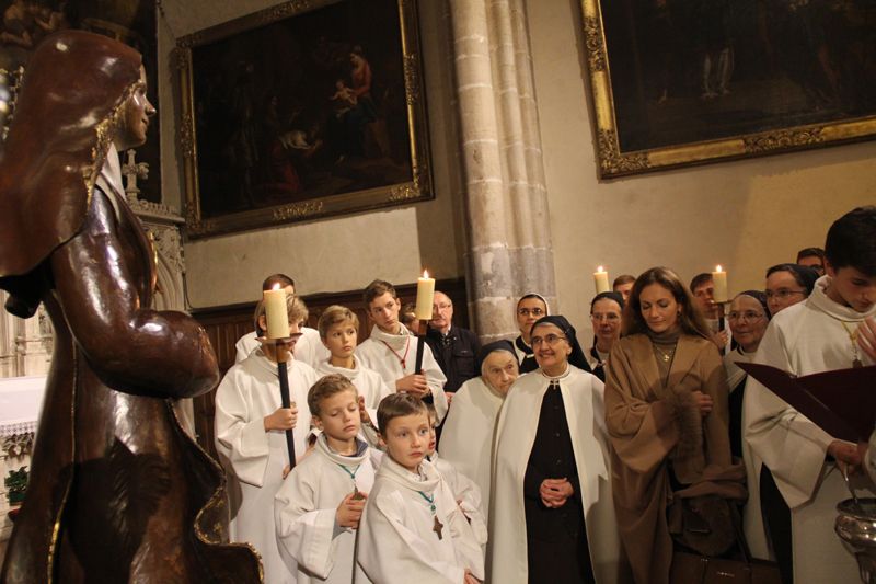 Une derniÃ¨re priÃ¨re prÃ¨s de la statue : un hÃ©ritage nous est confiÃ©, dont nous sommes les serviteurs