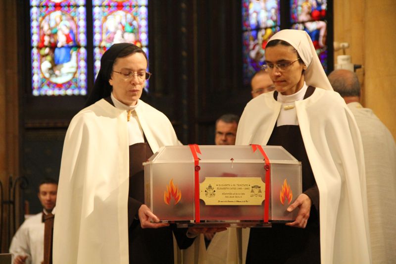 Le reliquaire est portÃ© par la prieure et la novice du Carmel de Dijon â€“ Flavignerot