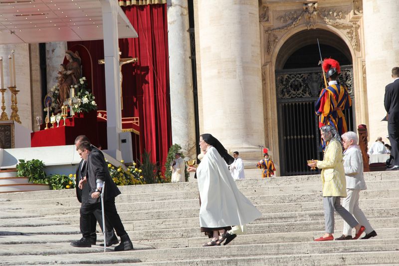 Procession des offrandes : sÅ“ur Claire-Marie, prieure du carmel de Dijon â€“ Flavignerot et Elisabeth Chevignard, descendante de Guite, sÅ“ur dâ€™Elisabeth de la TrinitÃ©