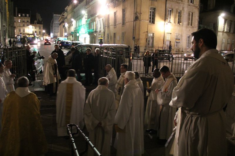 La haie dâ€™honneur des nombreux prÃªtres Ã  son arrivÃ©e