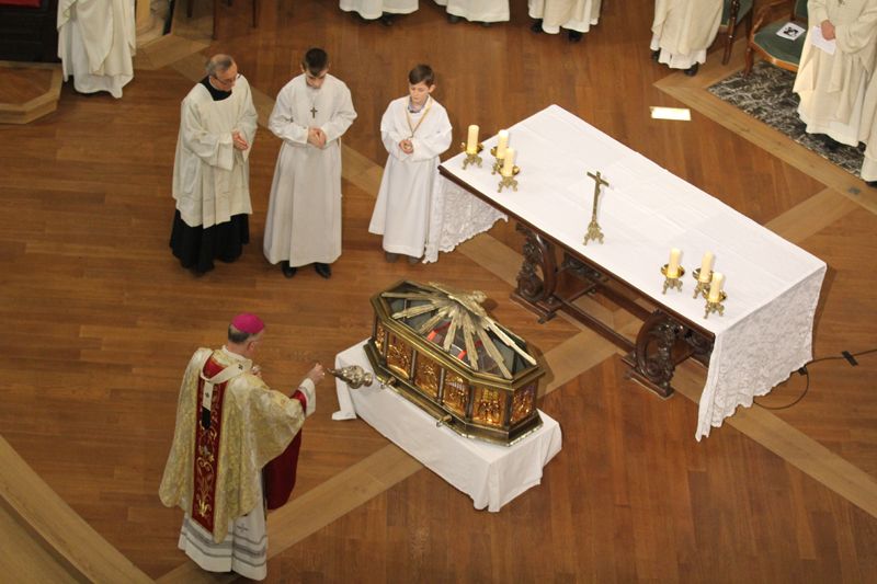 Encensement des reliques en signe de vÃ©nÃ©ration des humbles restes dâ€™Elisabeth
