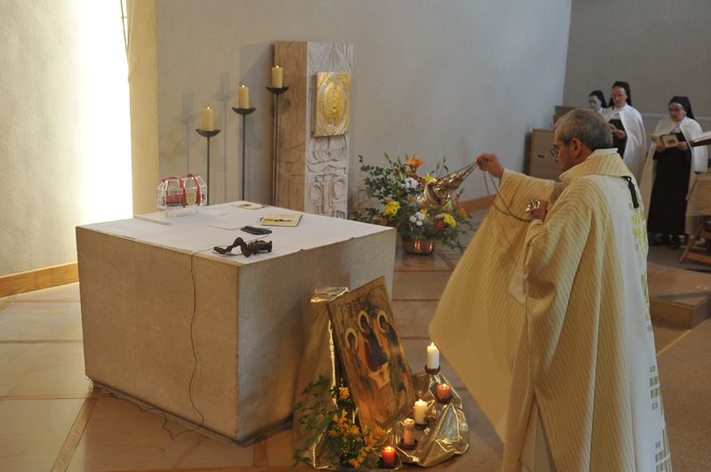 Encensement du reliquaire par le pÃ¨re Millot, vicaire gÃ©nÃ©ral