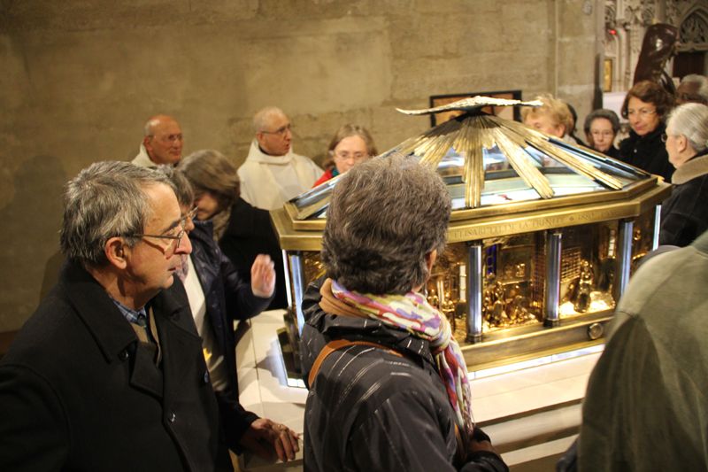 PremiÃ¨re vÃ©nÃ©ration par les amis dâ€™Elisabeth, prÃ©mices de tous ceux qui viendront se confier Ã  elle