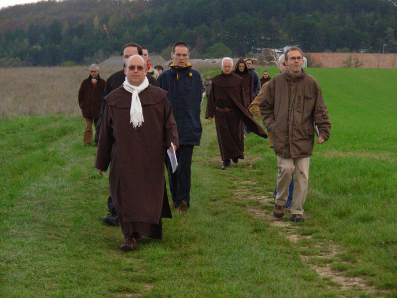 Dans lâ€™aprÃ¨s-midi, pÃ¨lerinage par un sentier de crÃªte que lâ€™on rejoint ...