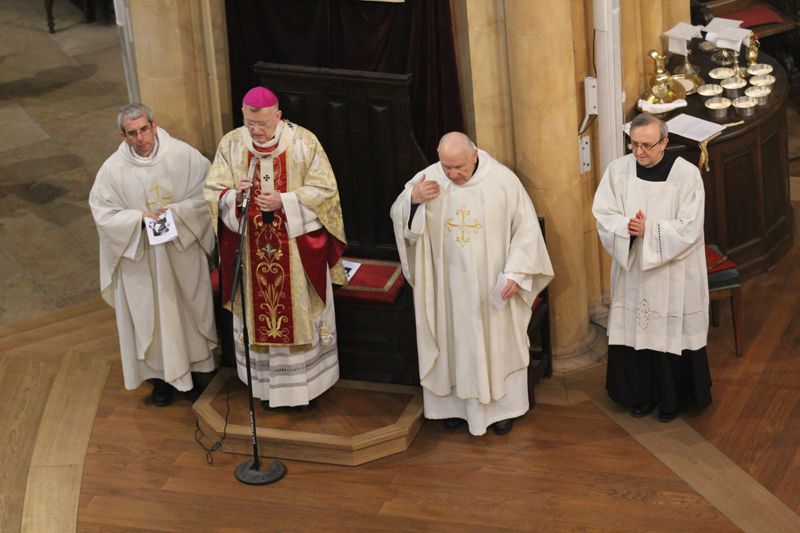 Monseigneur Minnerath ouvre la cÃ©lÃ©bration, entourÃ© des pÃ¨res Millot, vicaire gÃ©nÃ©ral, et Chadeuf, aumÃ´nier du Carmel, ainsi que du PÃ¨re Baud, cÃ©rÃ©moniaire