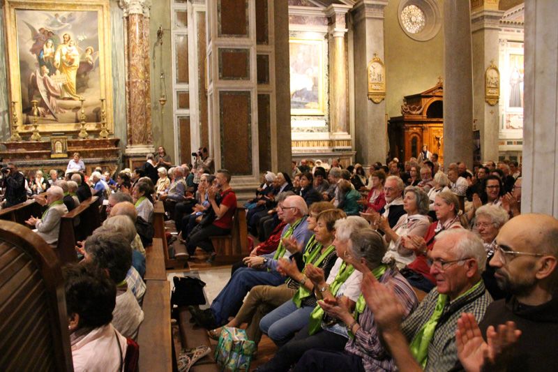Les applaudissements des pÃ¨lerins, touchÃ©s par son tÃ©moignage vrai et bouleversant