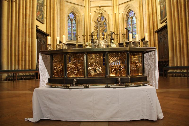 La chÃ¢sse dÃ©posÃ©e devant lâ€™autel avant lâ€™arrivÃ©e du reliquaire