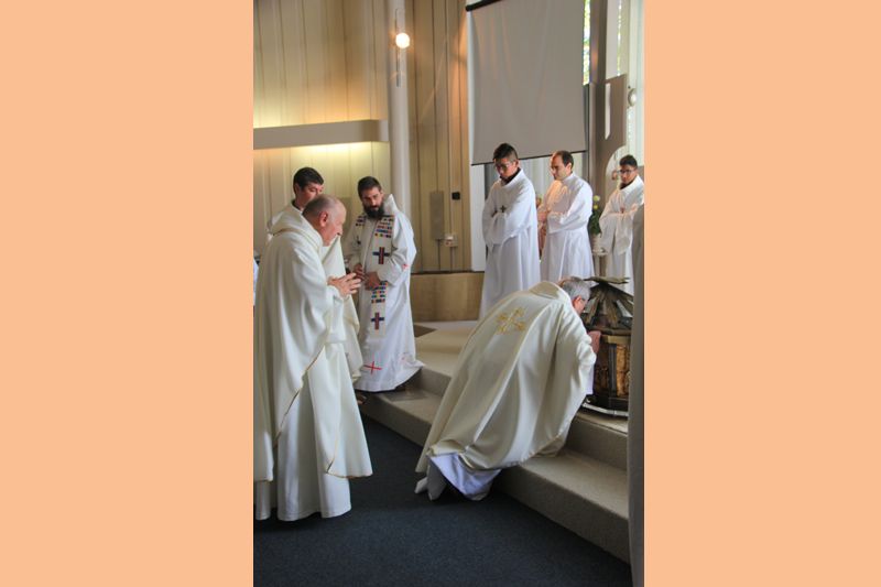 A la fin de la messe, la vÃ©nÃ©ration de la chÃ¢sse permet Ã  chacun de sâ€™approcher dâ€™Elisabeth pour lui confier ses intentions 